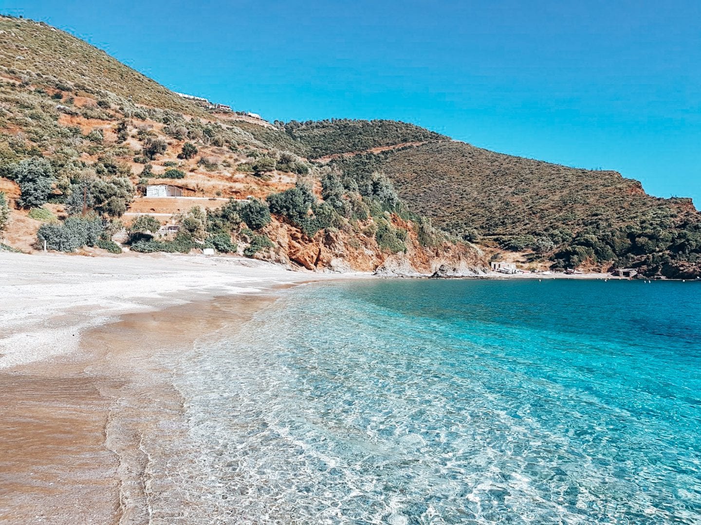 Kristallklares Meer in Griechenland, Euböa, einem der schönsten Reiseziele in Europa.