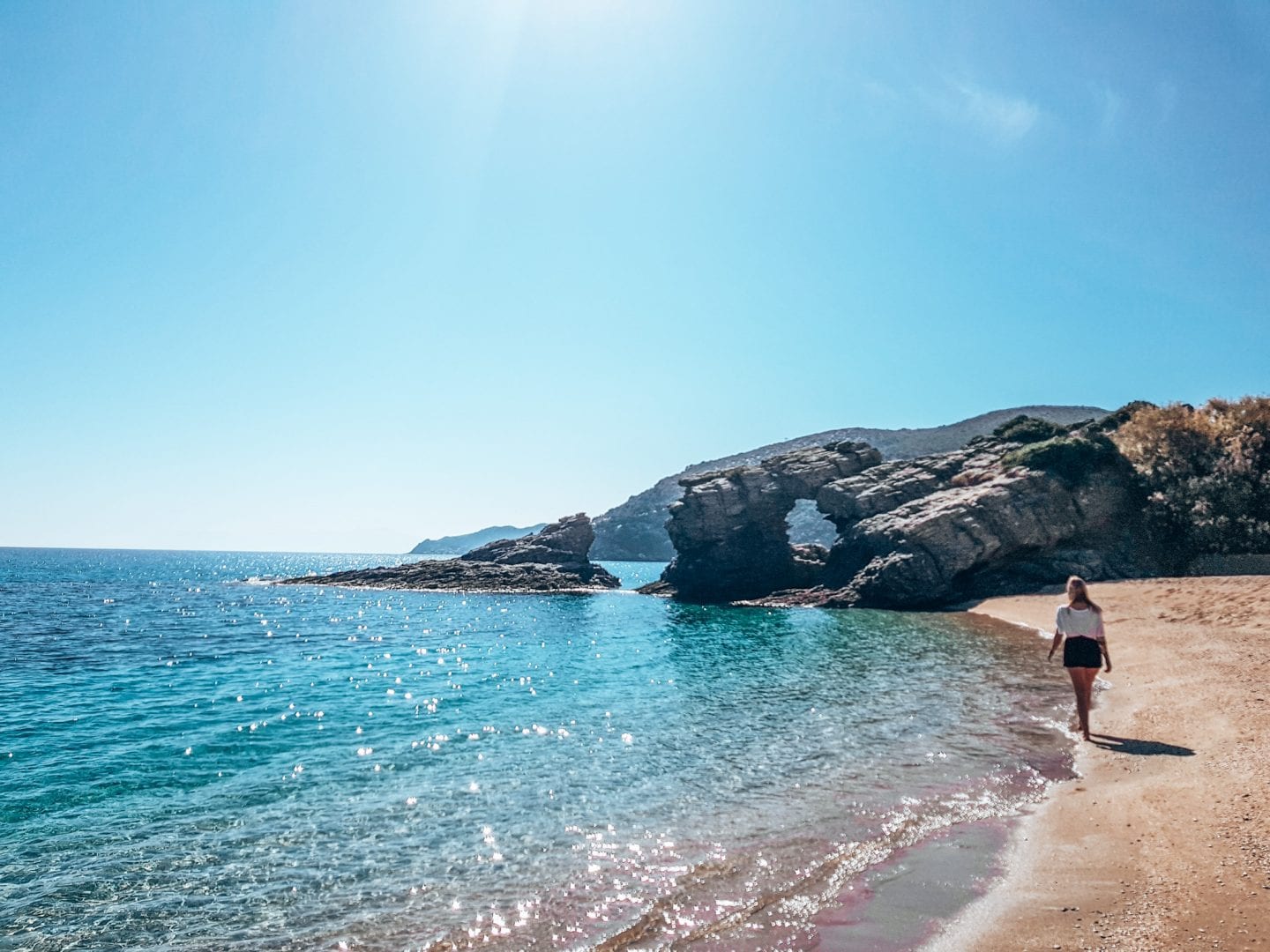 Miriam läuft am Strand Griechenland, Euböa, einem der schönsten Reiseziele in Europa.