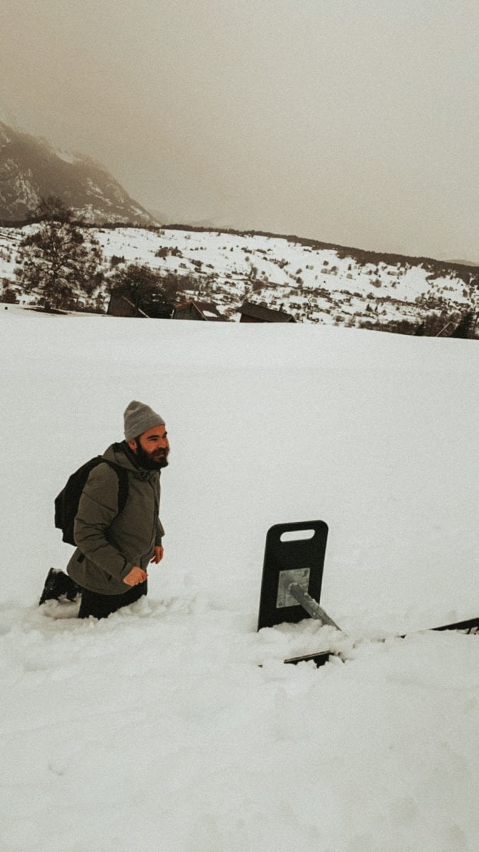 Bertal steckt kniehoch im Schnee, neben ihm der umgefallene Brandalpblitz