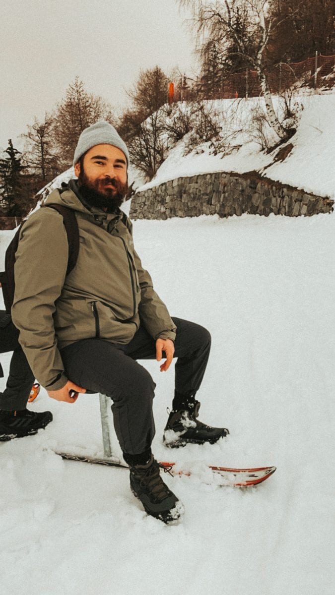Bertal sitzt auf dem Brandalpblitz im Schnee.