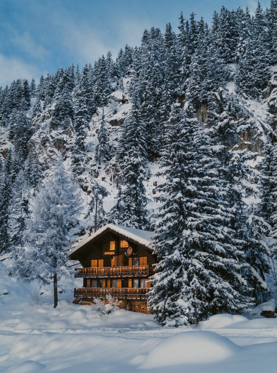 Walliser Holzhaus in Schweizer Schneelandschaft