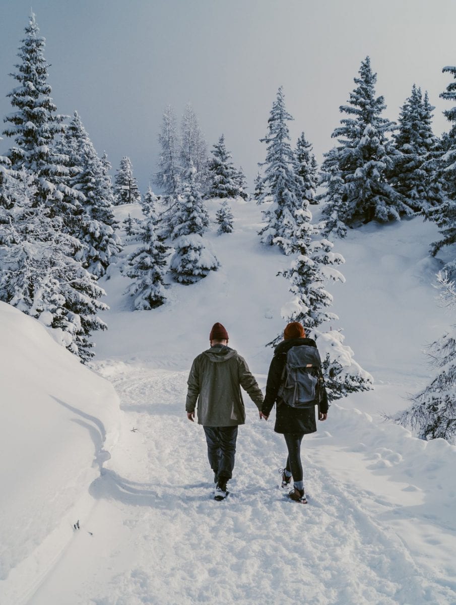 Miriam und Bertal auf einem Winterwanderweg in der Schweiz
