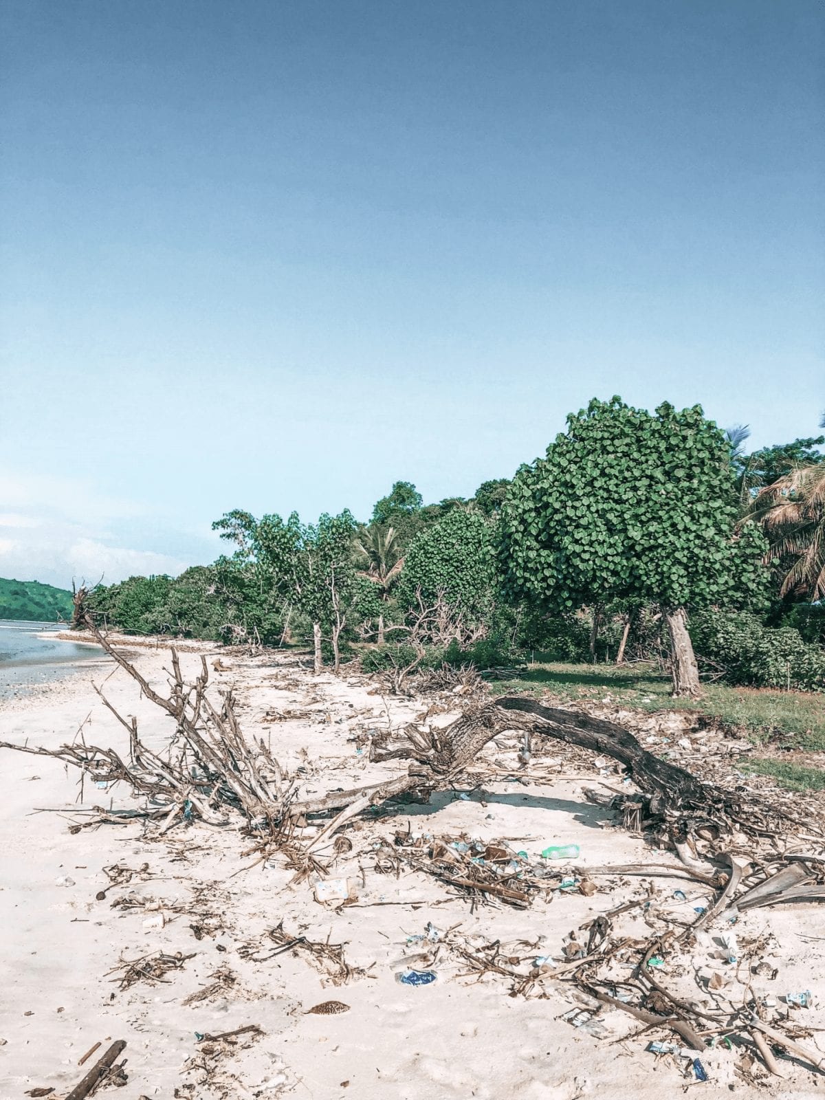 plastikmuell am sandstrand von gili layar in indonesien