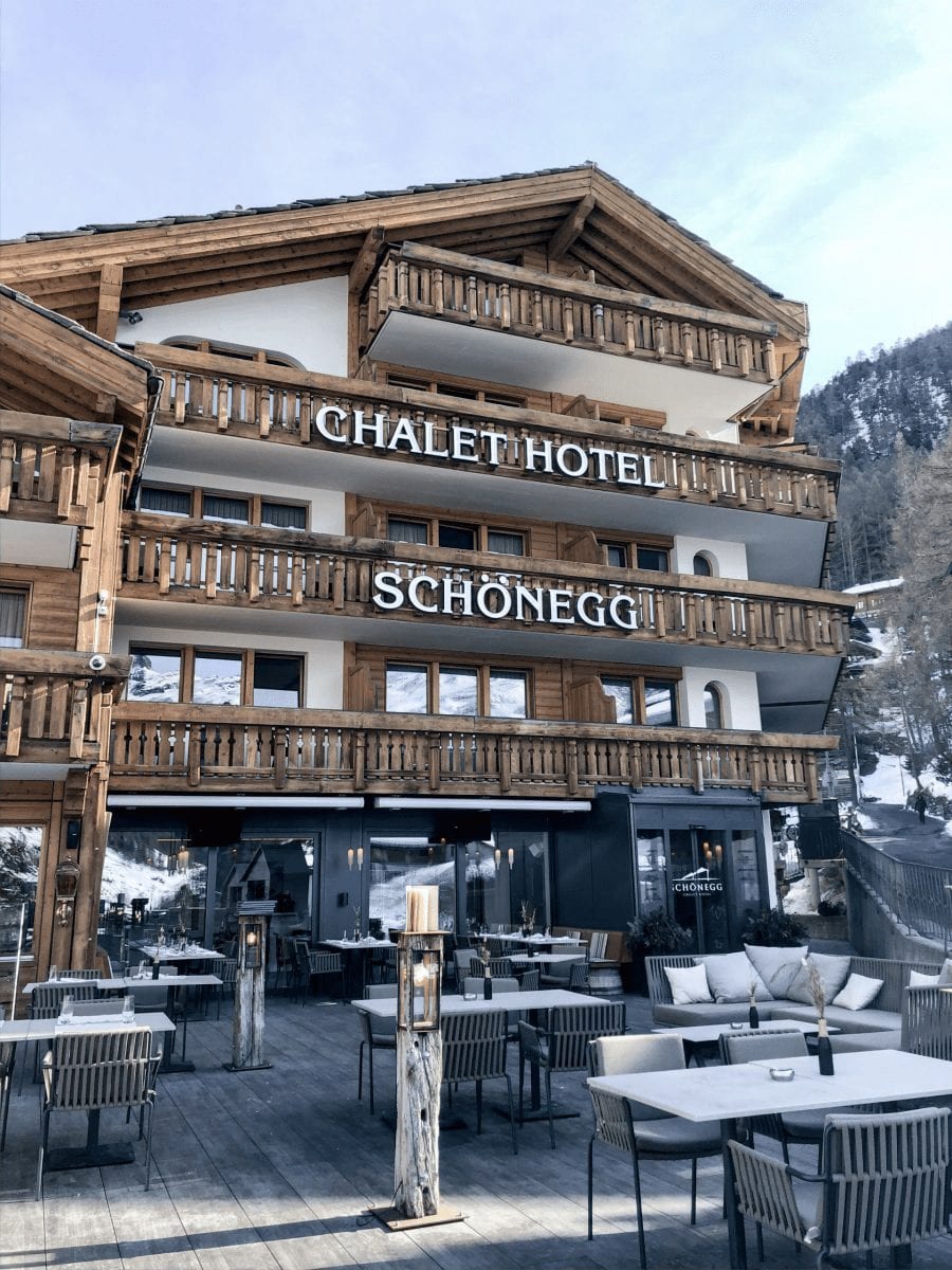 das chalet hotel schnoenegg in zermatt. ein bild von der terasse
