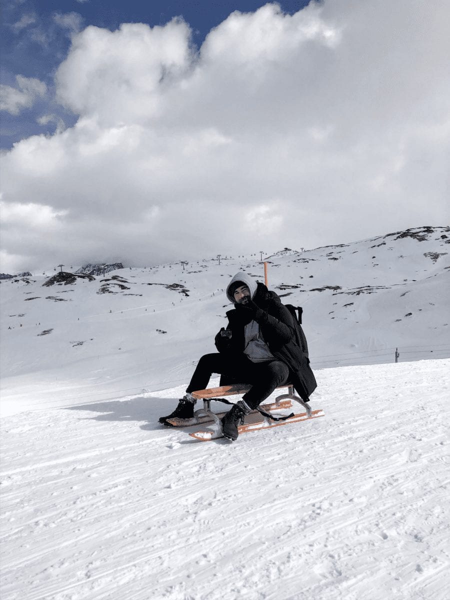 bertal auf dem schlitten auf einem verschneiten berg bei zermatt