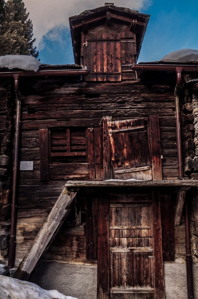 altes holzhaus im alten dorfkern von zermatt