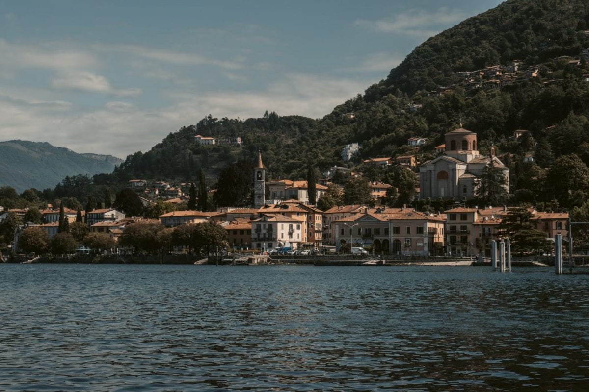 Eine italienische Stadt am Ufer des Lago Maggiore, einem der schönsten Reiseziele in Europa.